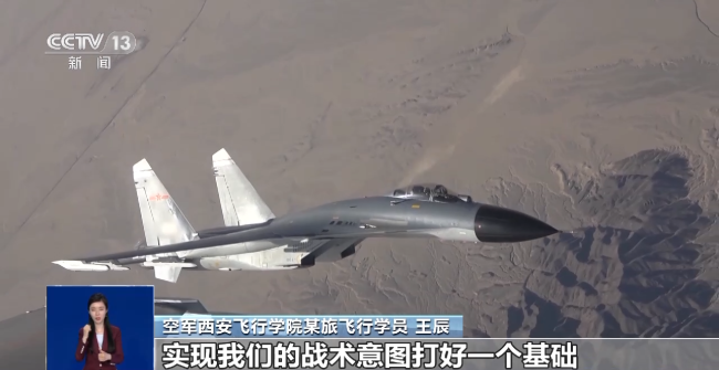 我(wǒ)國空軍首批(pi)殲-11B戰機女飛(fēi)行學員順利(li)單飛