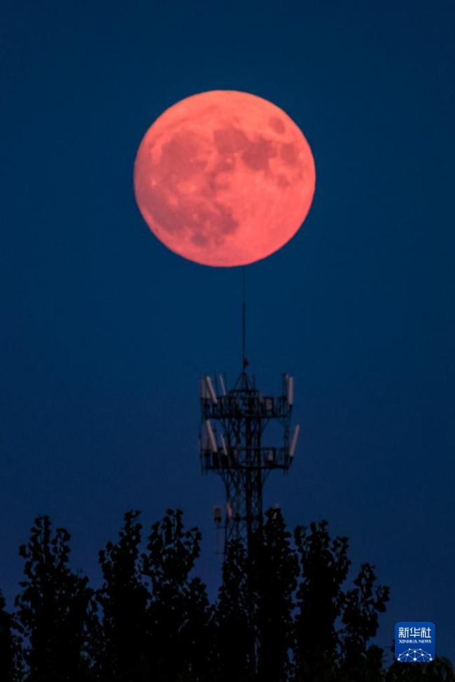 “超級月亮”現身(shen)天宇
