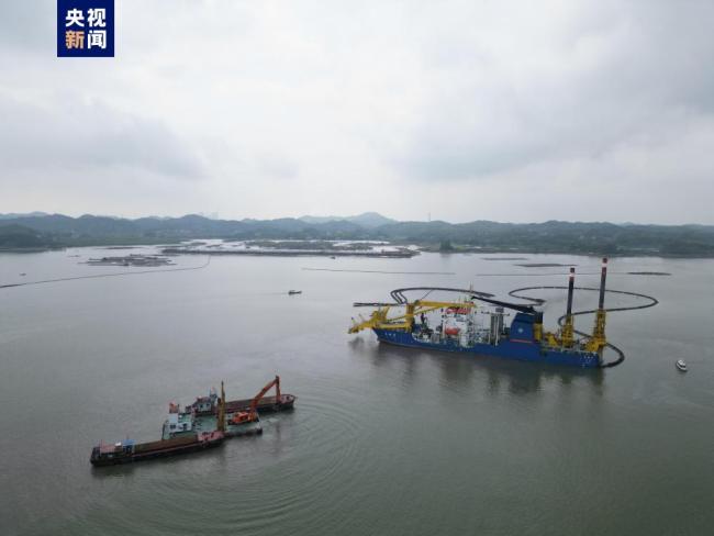 “天鲸号”投入平(ping)陸運河建設施(shī)工