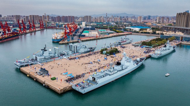 海軍(jun)舉行艦(jian)艇開放(fang)活動，開(kāi)封艦首(shou)次向公(gong)衆敞開(kāi)大門