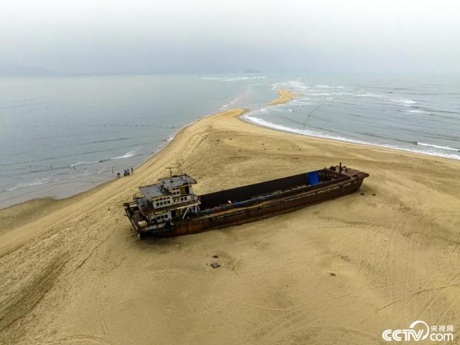 廣東茂(mao)名：海灘現交叉(cha)潮景觀