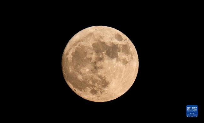 “超級(ji)月亮”現身天宇