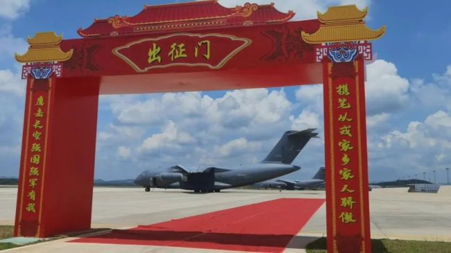 坐着(zhe)運-20去上學(xué)，開學典禮(lǐ)是航空展(zhǎn)！