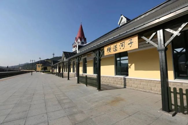 火(huǒ)車拉來(lái)的百年(nian)小鎮！坐(zuo)高鐵去(qù)一趟吧(ba)