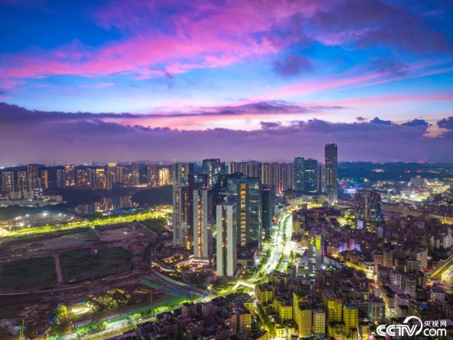 深圳：日(ri)出時分 朝霞暈(yun)染天際