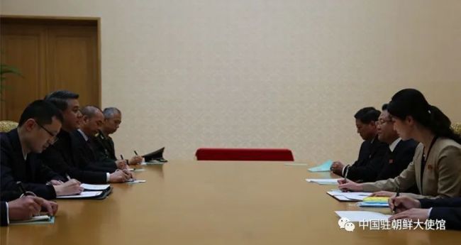 中國駐(zhu)朝鮮大使王亞(yà)軍向崔龍海委(wěi)員長遞交國書(shū)