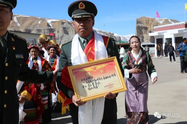 冰消雪融時(shi)，一等功喜報(bao)送到戍邊軍(jun1)人加央歐珠(zhū)家中