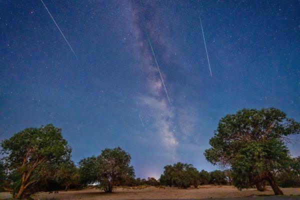 看(kan)！英仙座(zuò)流星雨(yu)絕美瞬(shùn)間
