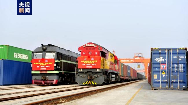 南昌(chang)國際陸港三列(liè)外貿班列同時(shí)開行