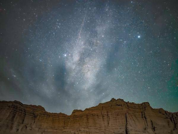 看！英(yīng)仙座流(liu)星雨絕(jué)美瞬間(jian)