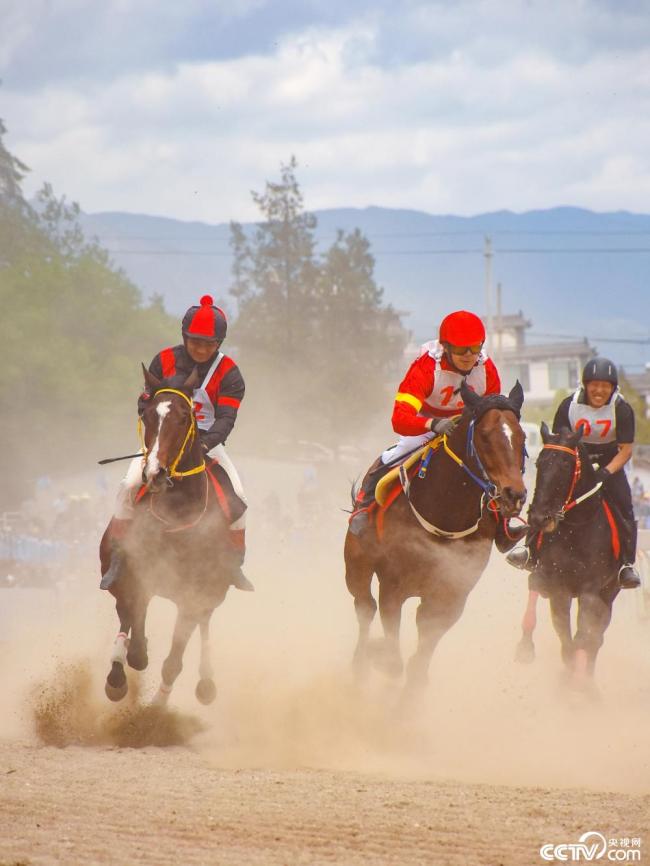 雲南大(da)理：三月街民族(zu)節賽馬大會開(kāi)幕