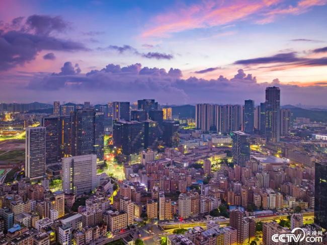 深(shēn)圳：日出時分 朝(chao)霞暈染天際