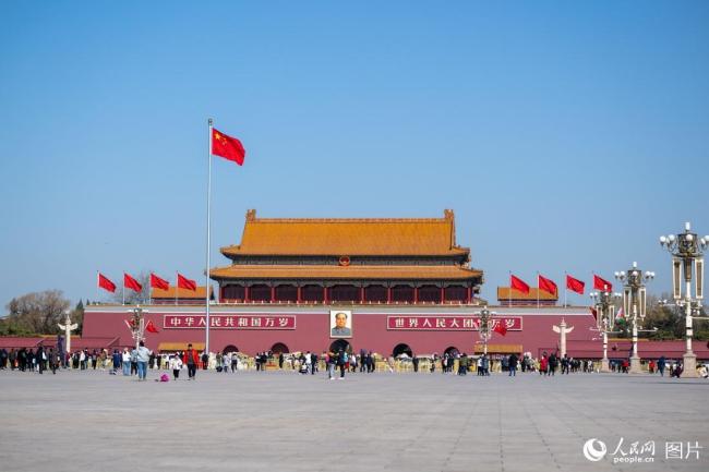 兩會召(zhào)開在即 北(bei)京天安門(men)廣場紅旗(qí)招展