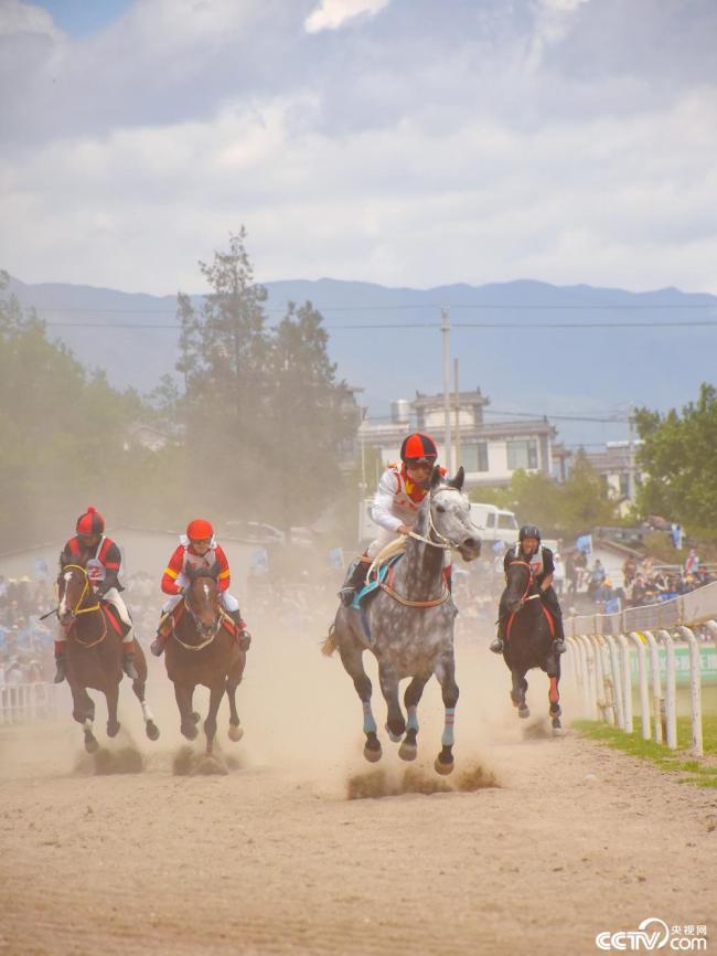 雲(yún)南大理：三月街(jiē)民族節賽馬大(da)會開幕