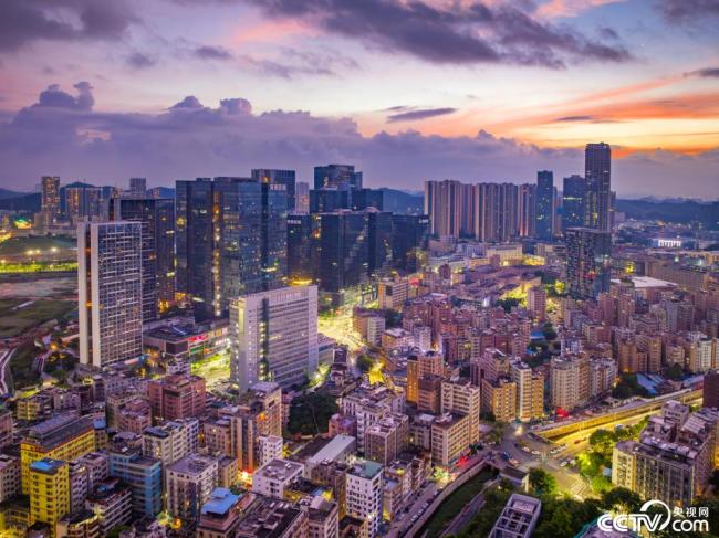 深圳(zhèn)：日出時分 朝霞(xia)暈染天際