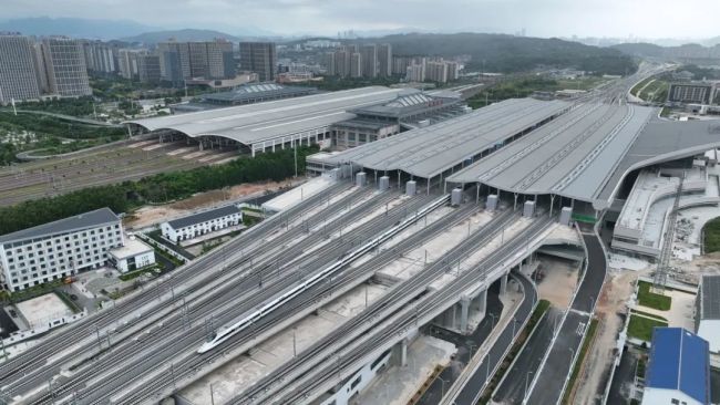 我國首條(tiáo)設計時速(sù)350公裡的跨(kuà)海高鐵開(kai)始試運行(hang)！