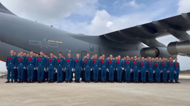 坐(zuo)着運-20去上(shàng)學，開學典(dian)禮是航空(kong)展！