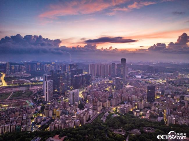 深圳：日出時分(fèn) 朝霞暈染天際(ji)