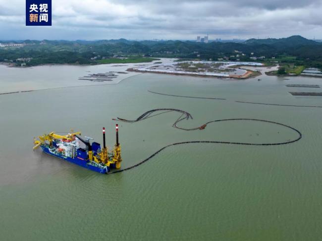 “天鲸号”投入平(ping)陸運河建設施(shi)工